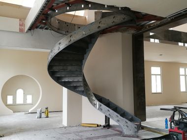 Design Treppen aus Niro, Travertin
